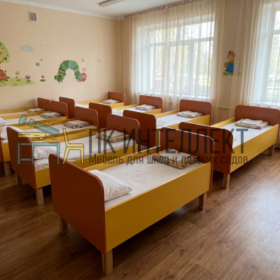 Кровать детская на металлических ножках